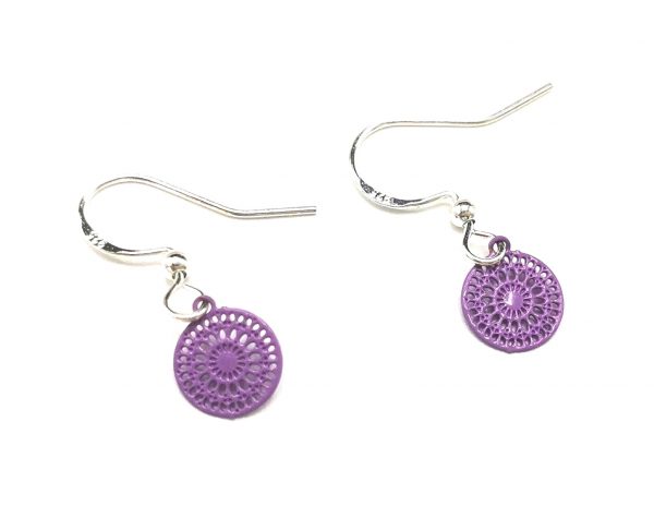 Boucles d'oreille avec bijoux ronds violets piloki